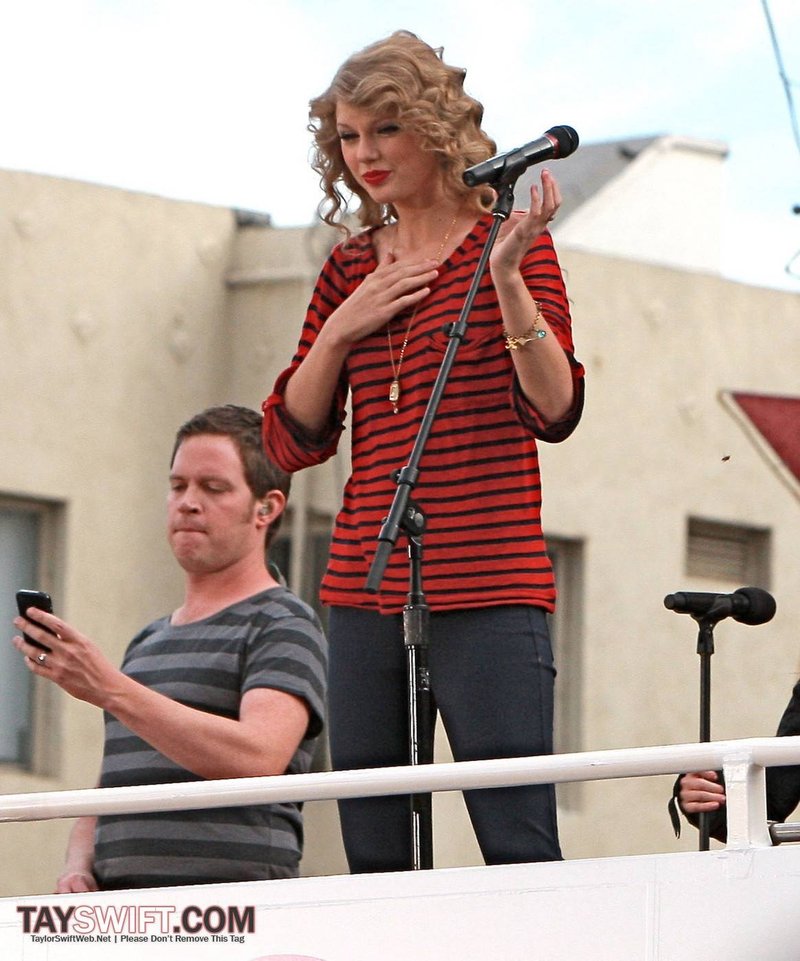 Taylor Swift — October 27 - Hollywood Boulevard — photo 200