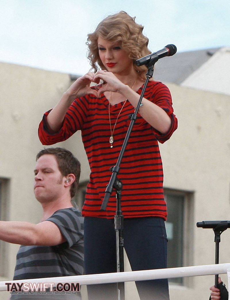 Taylor Swift — October 27 - Hollywood Boulevard — photo 201