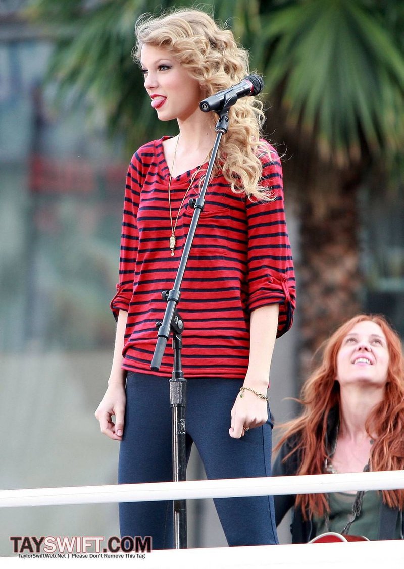 Taylor Swift — October 27 - Hollywood Boulevard — photo 203