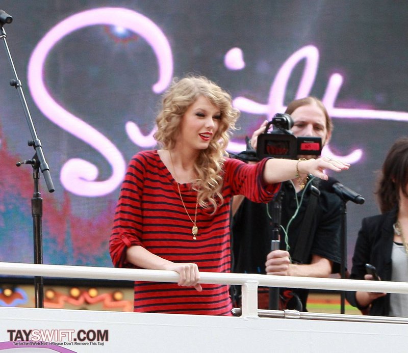 Taylor Swift — October 27 - Hollywood Boulevard — photo 209