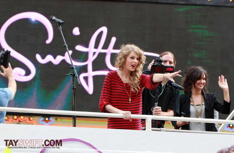 Taylor Swift — October 27 - Hollywood Boulevard — photo 210