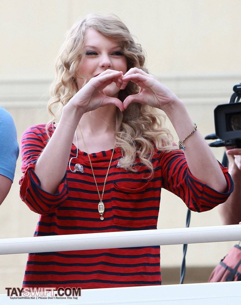Taylor Swift — October 27 - Hollywood Boulevard — photo 213