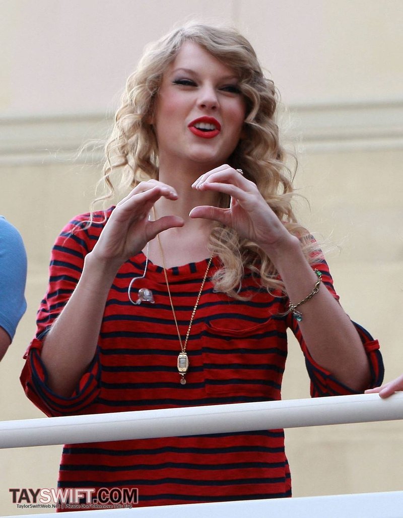 Taylor Swift — October 27 - Hollywood Boulevard — photo 214