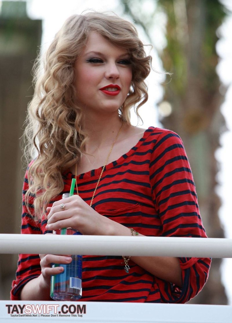 Taylor Swift — October 27 - Hollywood Boulevard — photo 220