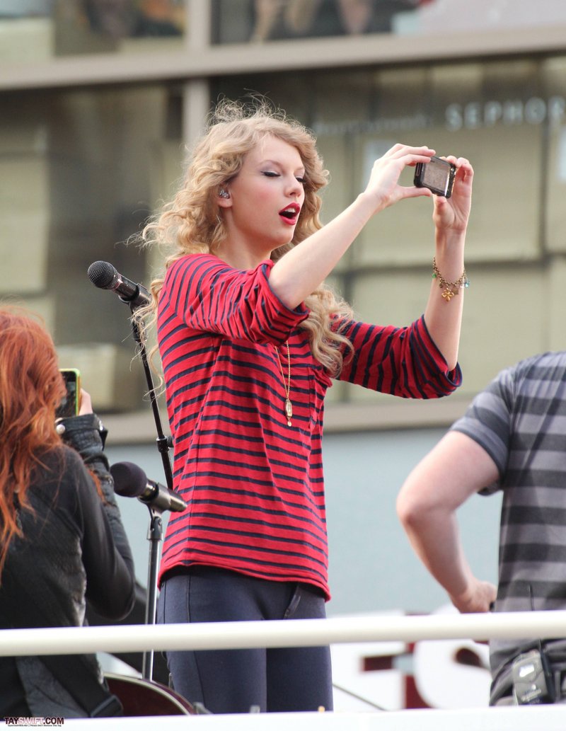 Taylor Swift — October 27 - Hollywood Boulevard — photo 228