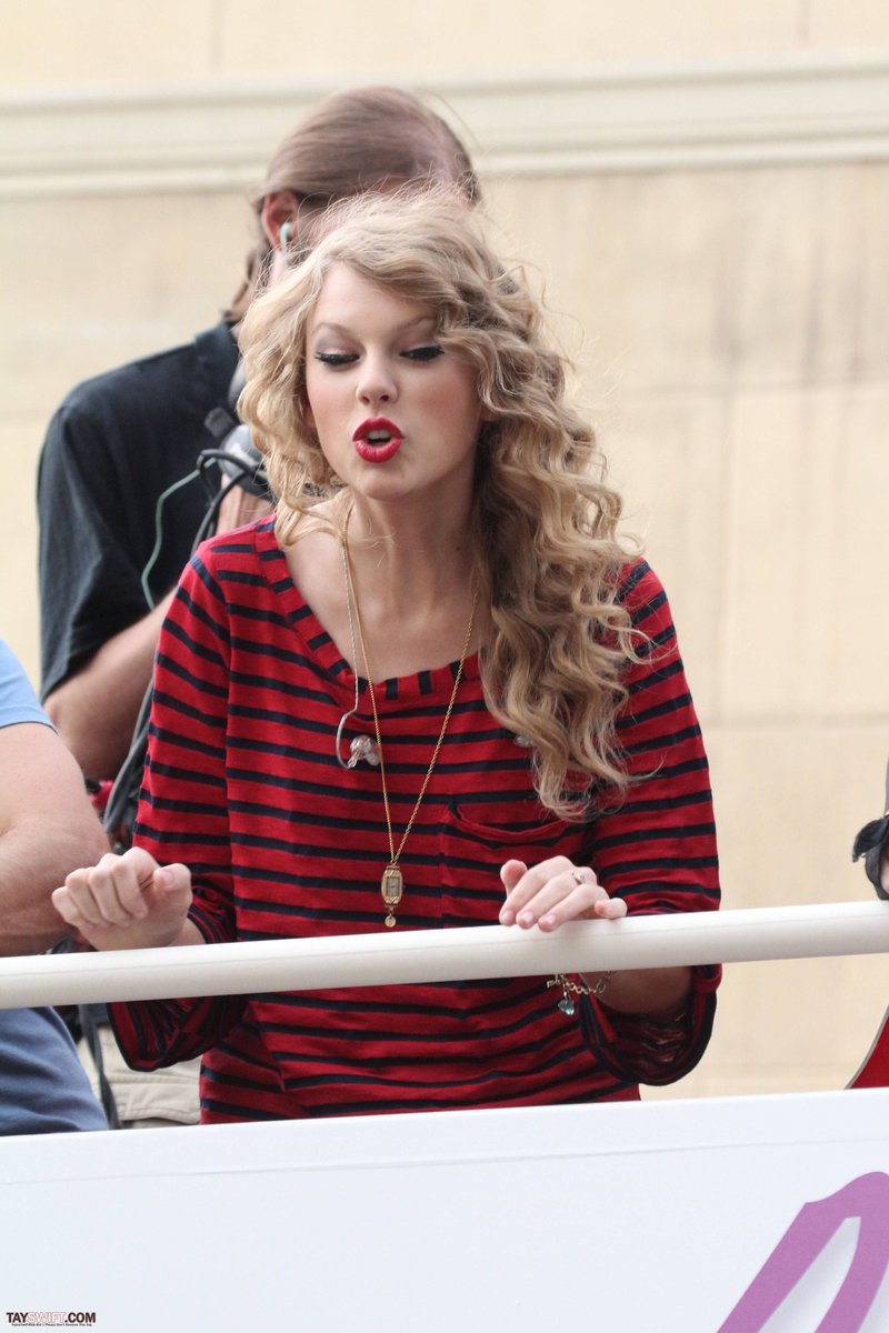 Taylor Swift — October 27 - Hollywood Boulevard — photo 234