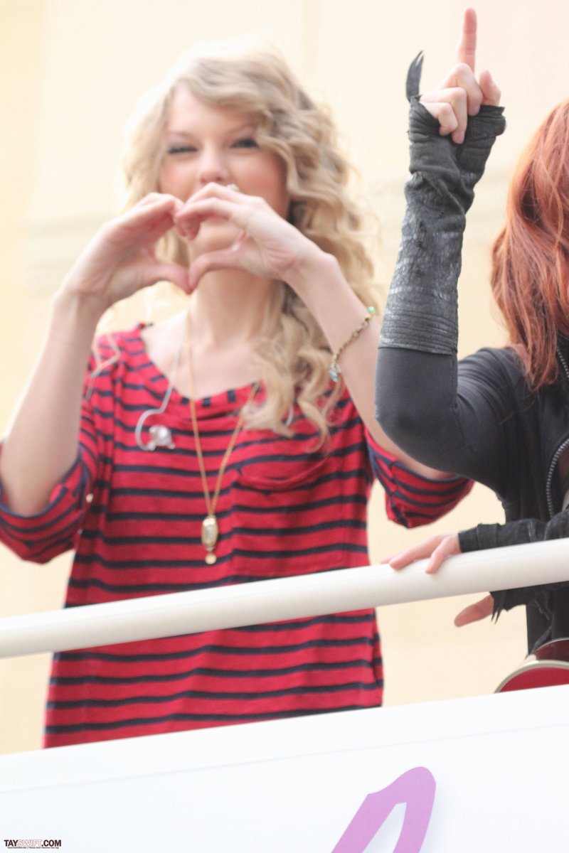 Taylor Swift — October 27 - Hollywood Boulevard — photo 236