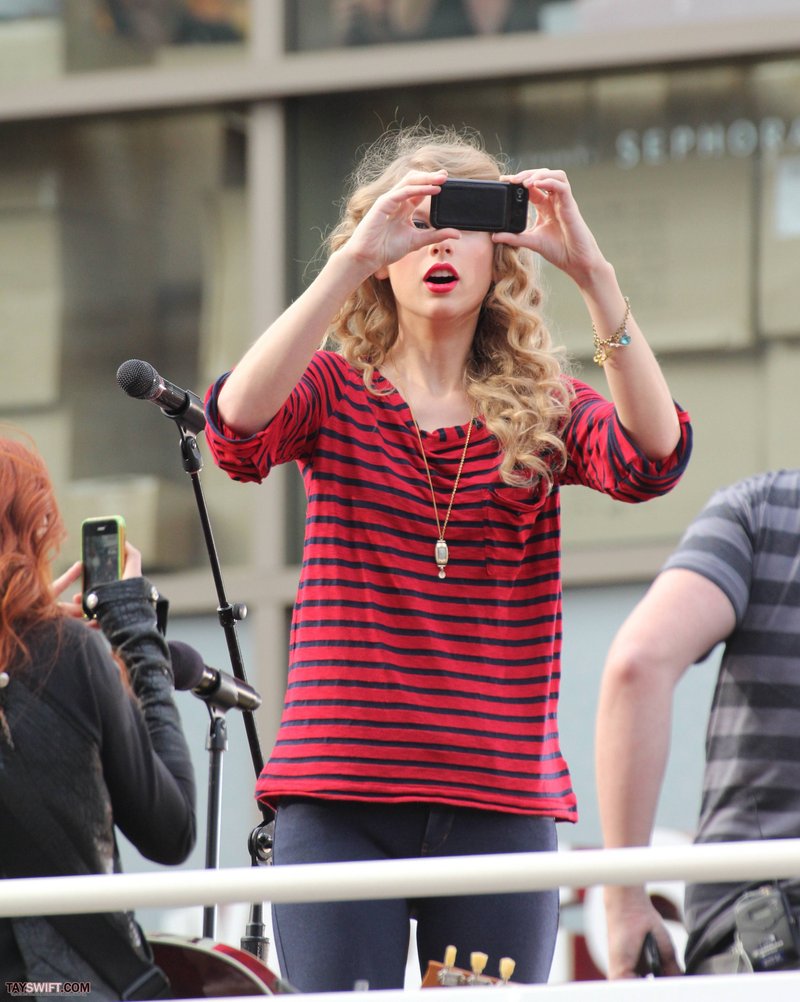 Taylor Swift — October 27 - Hollywood Boulevard — photo 238