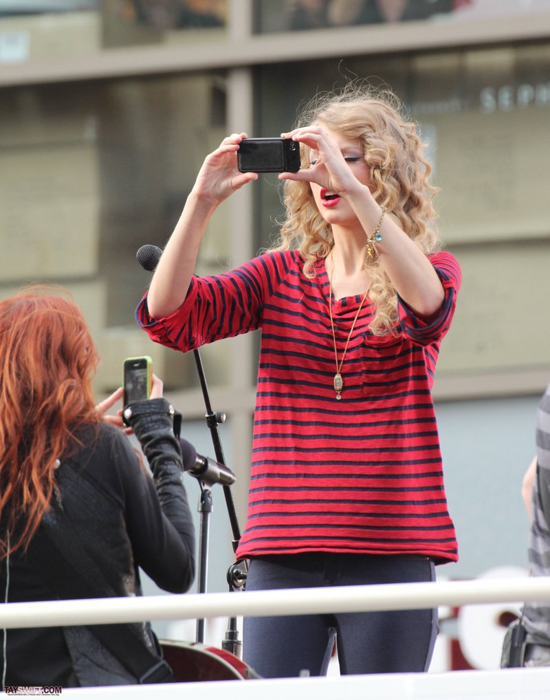 Taylor Swift — October 27 - Hollywood Boulevard — photo 239