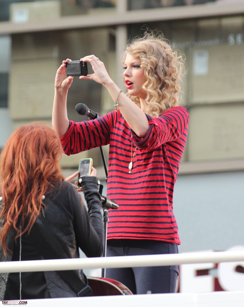 Taylor Swift — October 27 - Hollywood Boulevard — photo 240