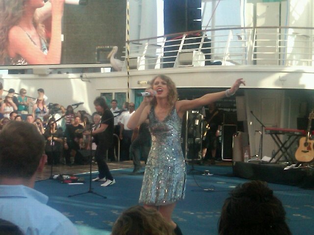 Taylor Swift — January 21 - Allure of the Seas — photo 2