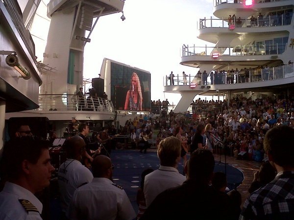 Taylor Swift — January 21 - Allure of the Seas — photo 5
