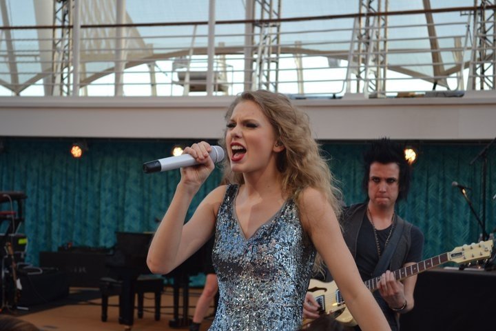 Taylor Swift — January 21 - Allure of the Seas — photo 13