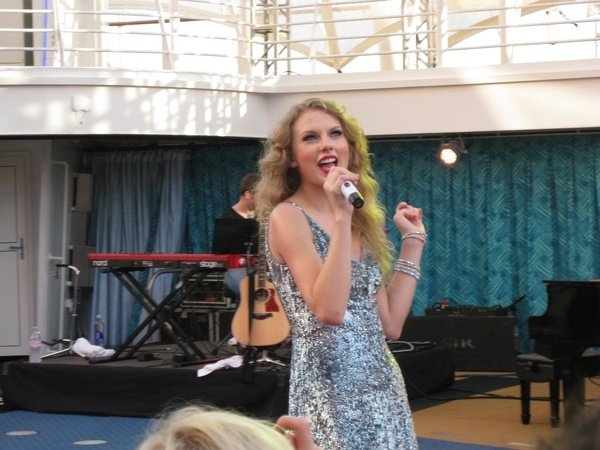 Taylor Swift — January 21 - Allure of the Seas — photo 16