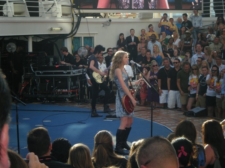 Taylor Swift — January 21 - Allure of the Seas — photo 21