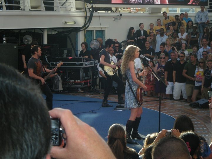 Taylor Swift — January 21 - Allure of the Seas — photo 22