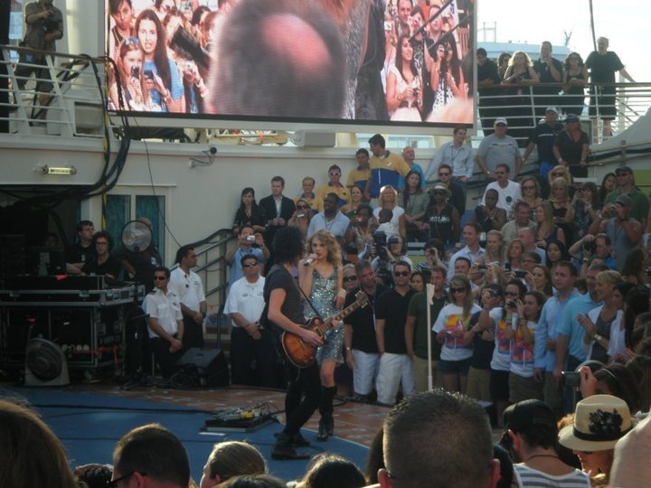 Taylor Swift — January 21 - Allure of the Seas — photo 23