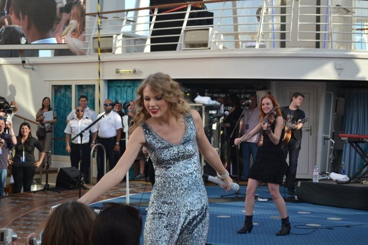 Taylor Swift — January 21 - Allure of the Seas — photo 28
