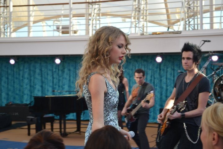 Taylor Swift — January 21 - Allure of the Seas — photo 31