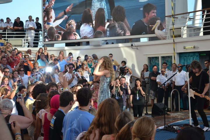 Taylor Swift — January 21 - Allure of the Seas — photo 37