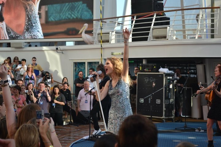 Taylor Swift — January 21 - Allure of the Seas — photo 44