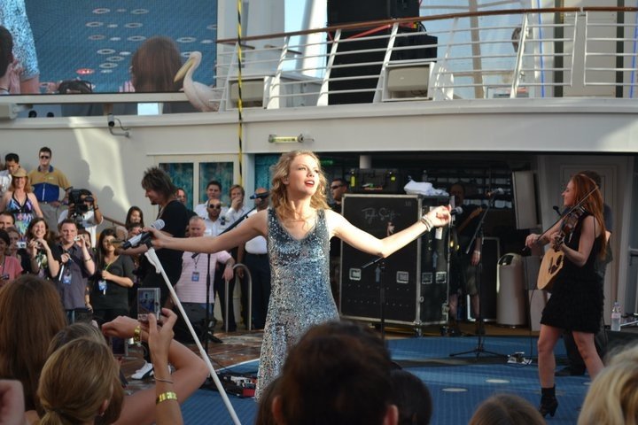 Taylor Swift — January 21 - Allure of the Seas — photo 45