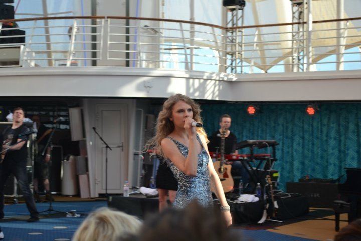 Taylor Swift — January 21 - Allure of the Seas — photo 49