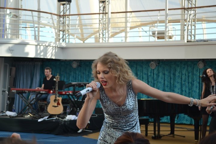 Taylor Swift — January 21 - Allure of the Seas — photo 73