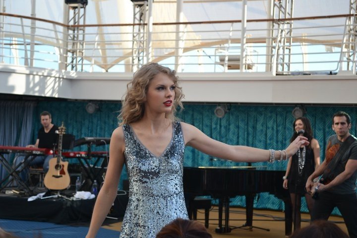 Taylor Swift — January 21 - Allure of the Seas — photo 77