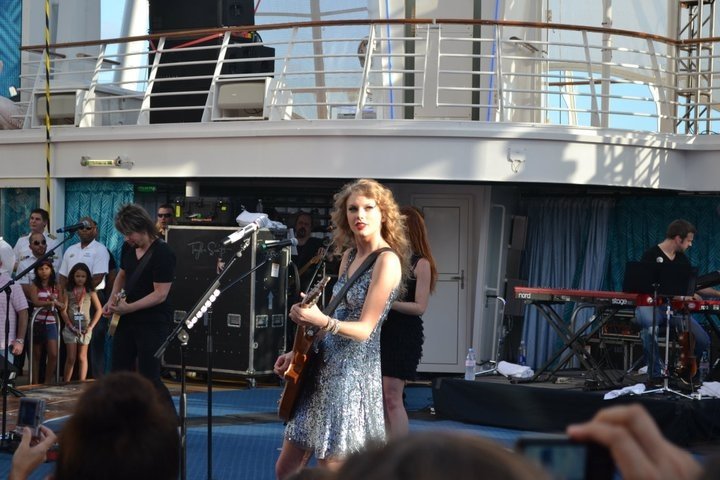 Taylor Swift — January 21 - Allure of the Seas — photo 89