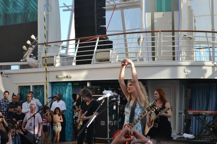 Taylor Swift — January 21 - Allure of the Seas — photo 103