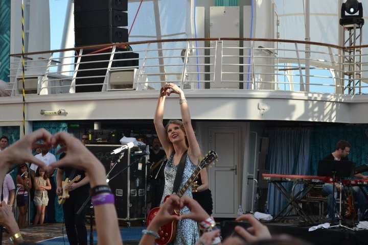 Taylor Swift — January 21 - Allure of the Seas — photo 105