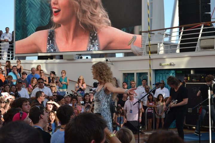 Taylor Swift — January 21 - Allure of the Seas — photo 113