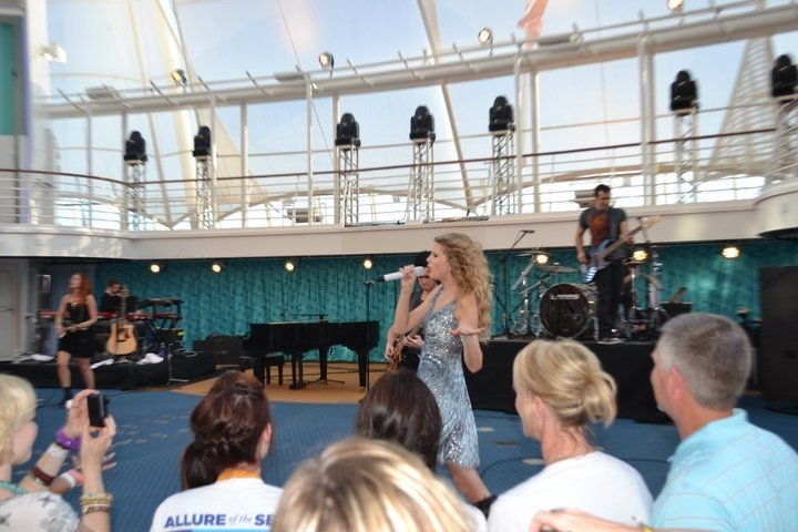 Taylor Swift — January 21 - Allure of the Seas — photo 136