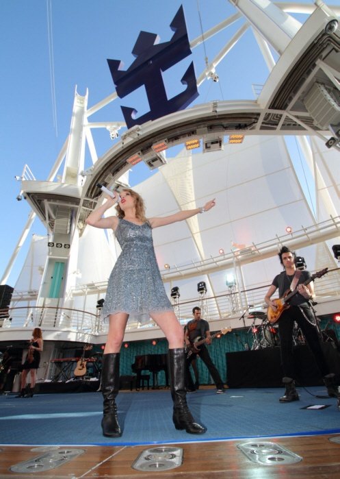 Taylor Swift — January 21 - Allure of the Seas — photo 151
