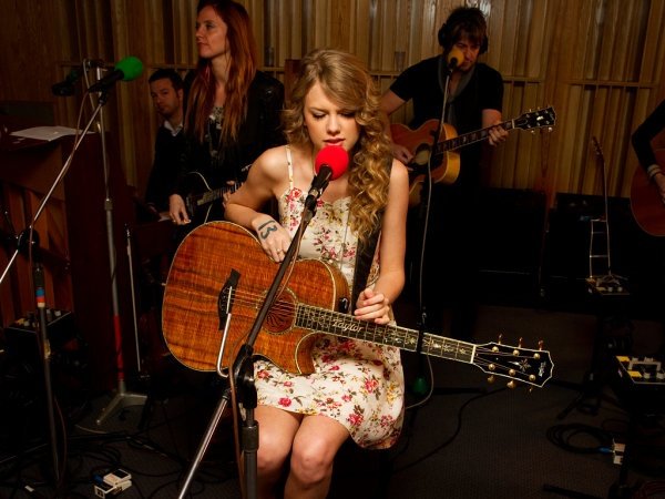Taylor Swift — March 21 - BBC Radio 1's Live Lounge — photo 2