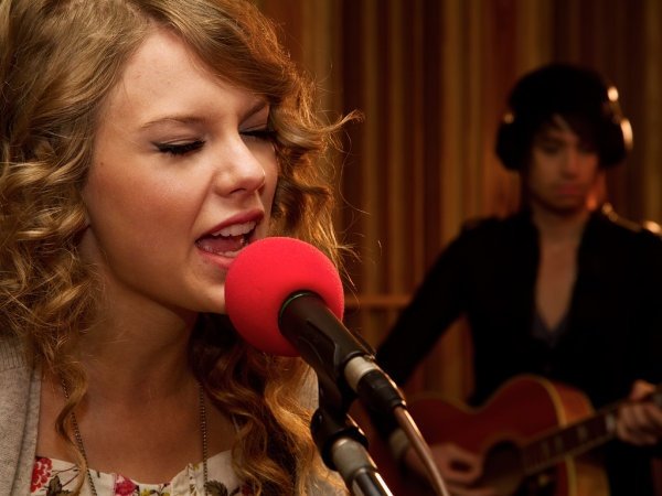Taylor Swift — March 21 - BBC Radio 1's Live Lounge — photo 3