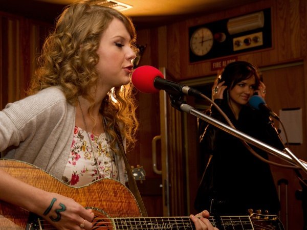 Taylor Swift — March 21 - BBC Radio 1's Live Lounge — photo 4