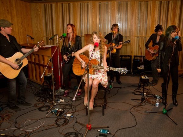 Taylor Swift — March 21 - BBC Radio 1's Live Lounge — photo 6