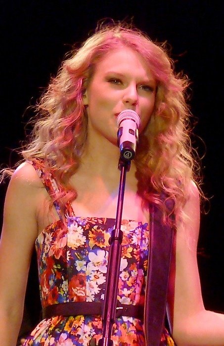 Taylor Swift — March 23 - Abbey Road Studios — photo 2