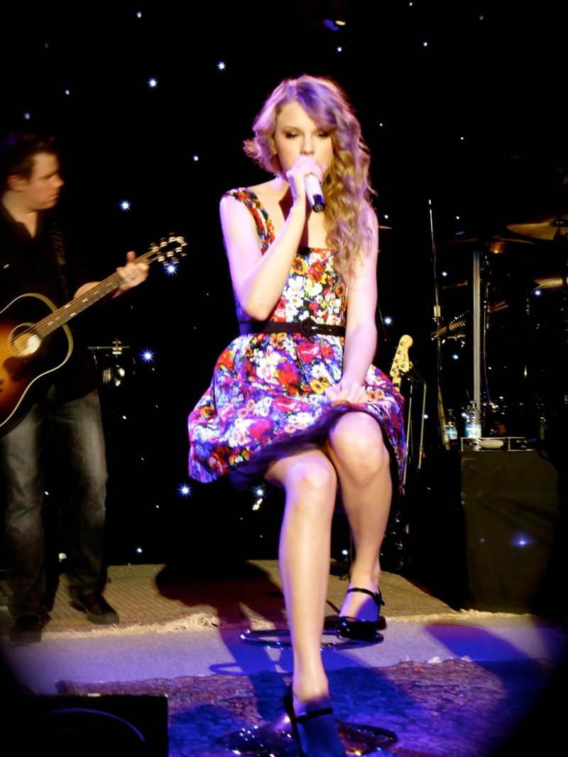 Taylor Swift — March 23 - Abbey Road Studios — photo 37