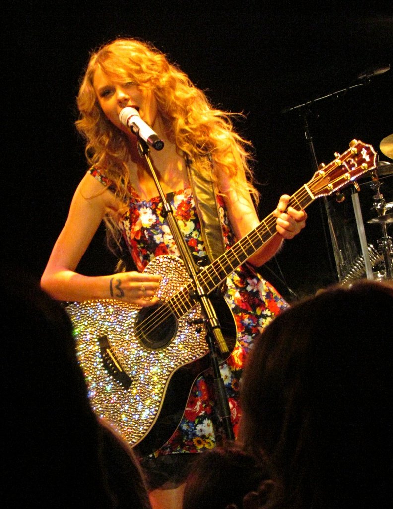 Taylor Swift — March 23 - Abbey Road Studios — photo 43