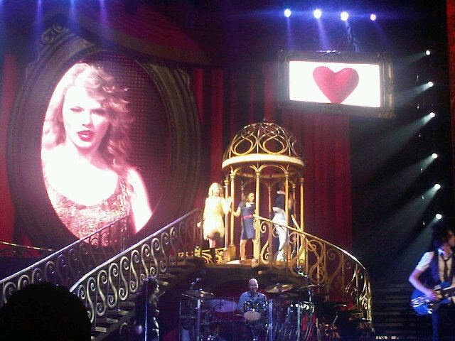 Taylor Swift — May 21 - Speak Now... Help Now! — photo 9