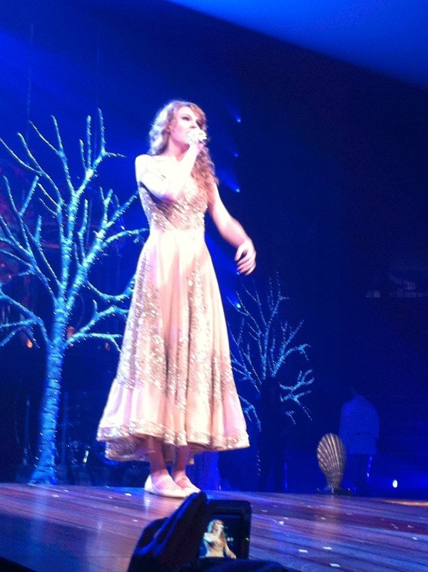 Taylor Swift — May 21 - Speak Now... Help Now! — photo 16