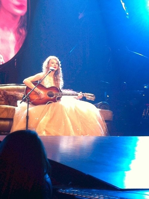 Taylor Swift — May 21 - Speak Now... Help Now! — photo 18