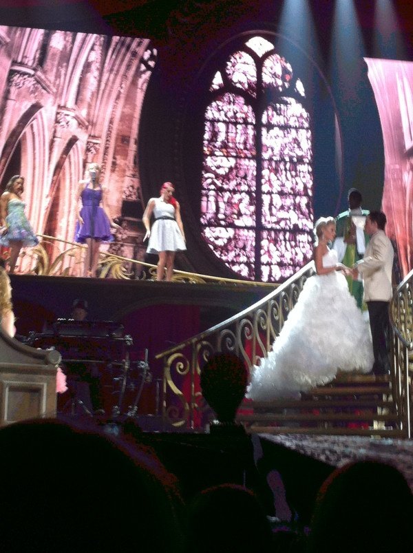 Taylor Swift — May 21 - Speak Now... Help Now! — photo 21