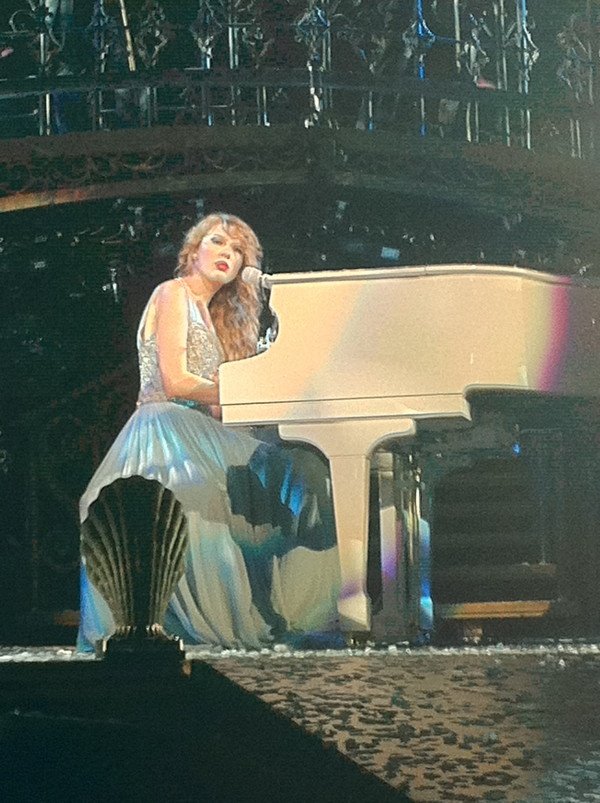 Taylor Swift — May 21 - Speak Now... Help Now! — photo 22