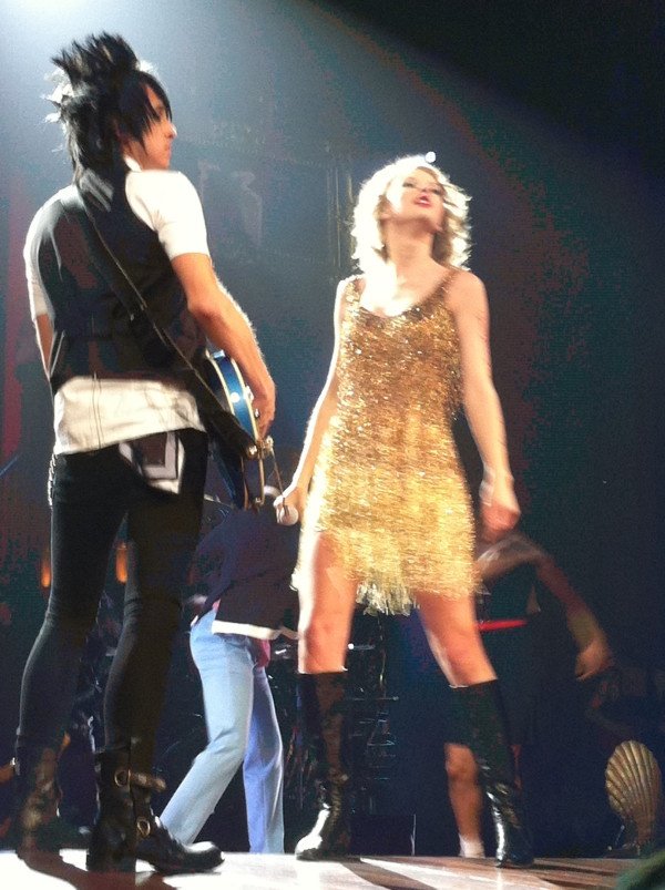 Taylor Swift — May 21 - Speak Now... Help Now! — photo 23