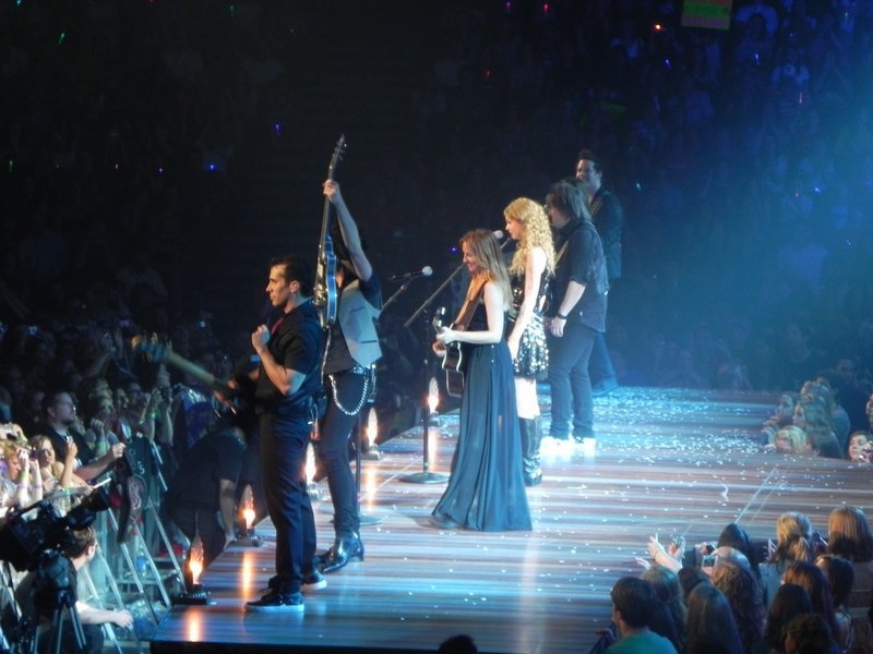 Taylor Swift — May 21 - Speak Now... Help Now! — photo 78