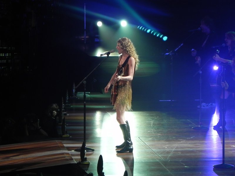 Taylor Swift — May 21 - Speak Now... Help Now! — photo 85